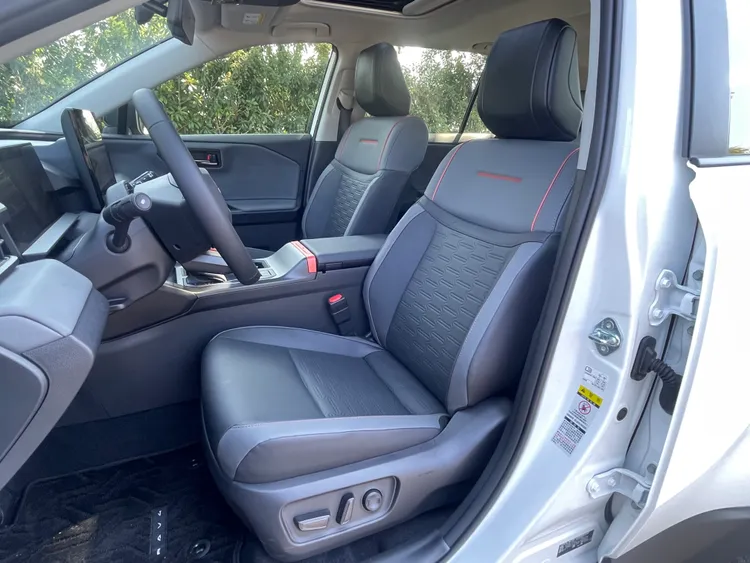 RAV4 ADVENTURE 前座座艙以橘色系飾條妝點，彰顯冒險風格與獨特識別感，座椅支援8向電動調整與加熱功能。林浩昇攝