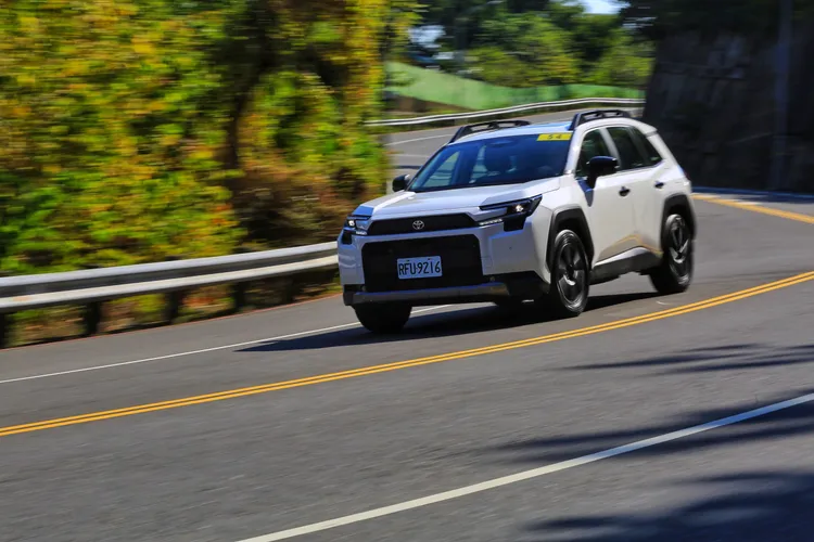油電動力與四驅系統協同運作，起步與加速都十分線性，車身動態平衡控制讓彎道穩定性提升，乘坐舒適感與操控樂趣兼具。林浩昇攝