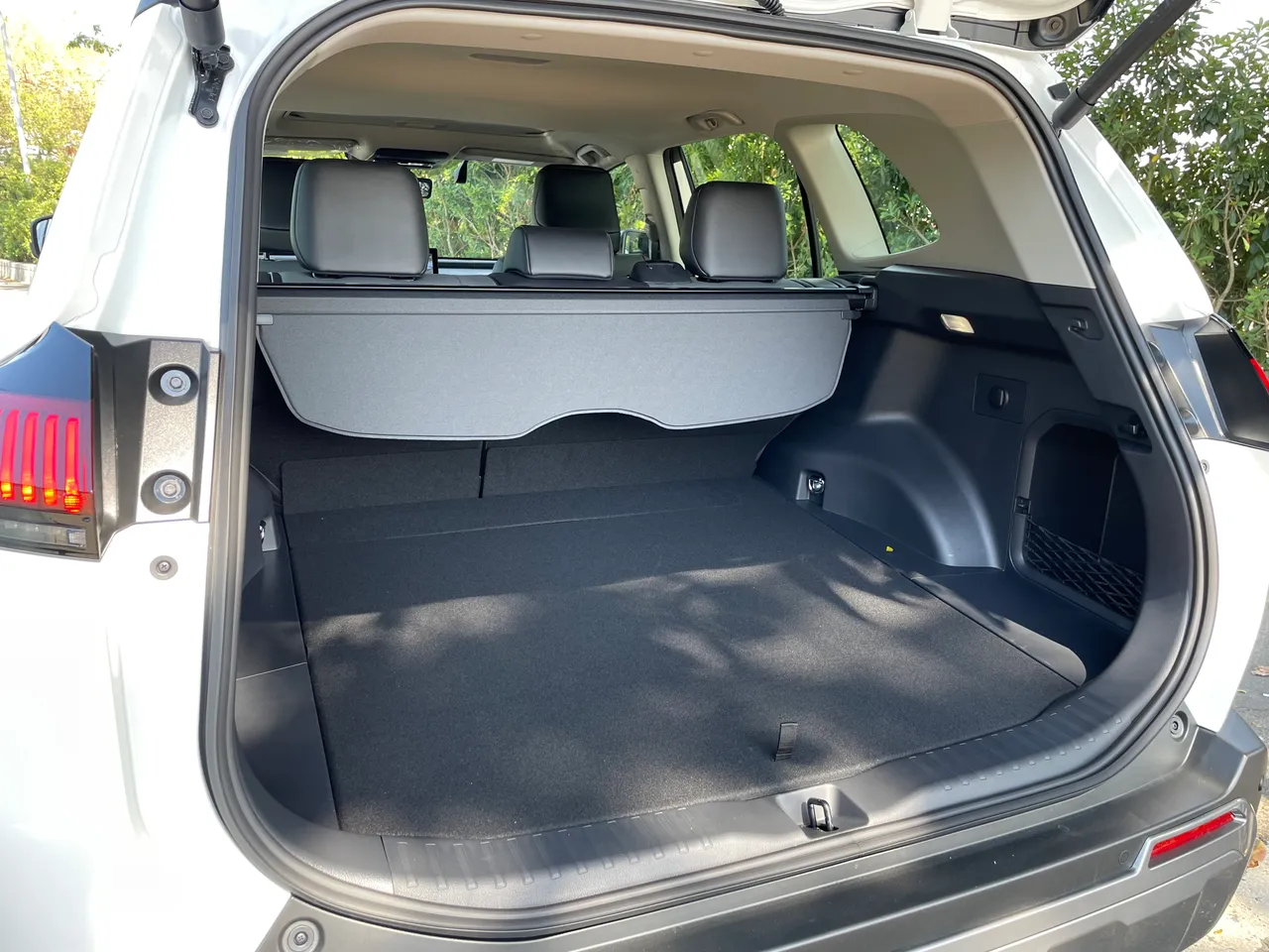 RAV4 ADVENTURE 採6/4分離後座椅背設計，提升行李廂收納彈性，平整底板與寬闊開口，讓大件物品裝載更方便。林浩昇攝