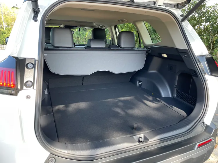 RAV4 ADVENTURE 採6/4分離後座椅背設計，提升行李廂收納彈性，平整底板與寬闊開口，讓大件物品裝載更方便。林浩昇攝