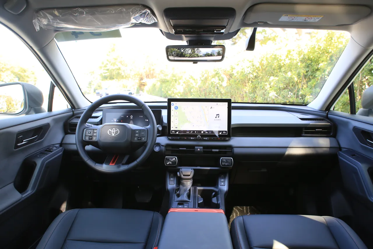 RAV4全新「島嶼式」中控架構以水平延展為核心概念，讓駕駛視野顯得更開闊，ADVENTURE車型除了方向盤、中央扶手處以橘色元素點綴，門板更採用專屬紋路材質包覆。林浩昇攝