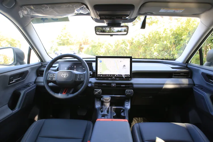 RAV4全新「島嶼式」中控架構以水平延展為核心概念，讓駕駛視野顯得更開闊，ADVENTURE車型除了方向盤、中央扶手處以橘色元素點綴，門板更採用專屬紋路材質包覆。林浩昇攝