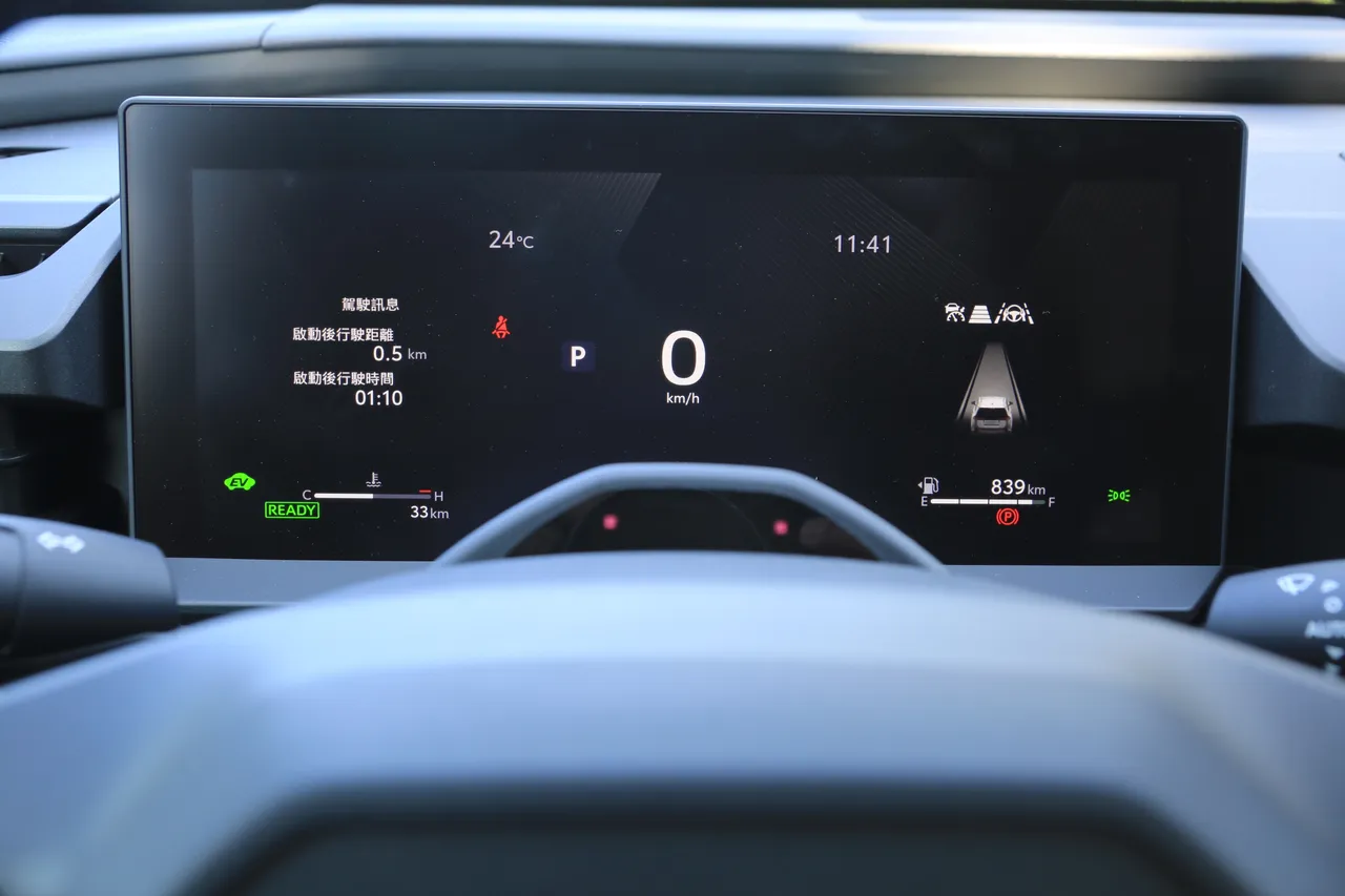 數位儀表完整呈現綜效馬力、電池電量與車道資訊，搭配12.9吋懸浮主機形成駕駛科技核心。林浩昇攝