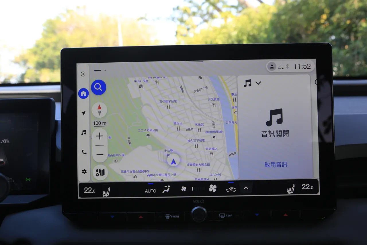 12.9吋觸控主機搭載Arene OS與TOYOTA Connect，讓車輛資訊、空調與導航一目了然，整合性高、操作便利，是科技化座艙的重點。林浩昇攝