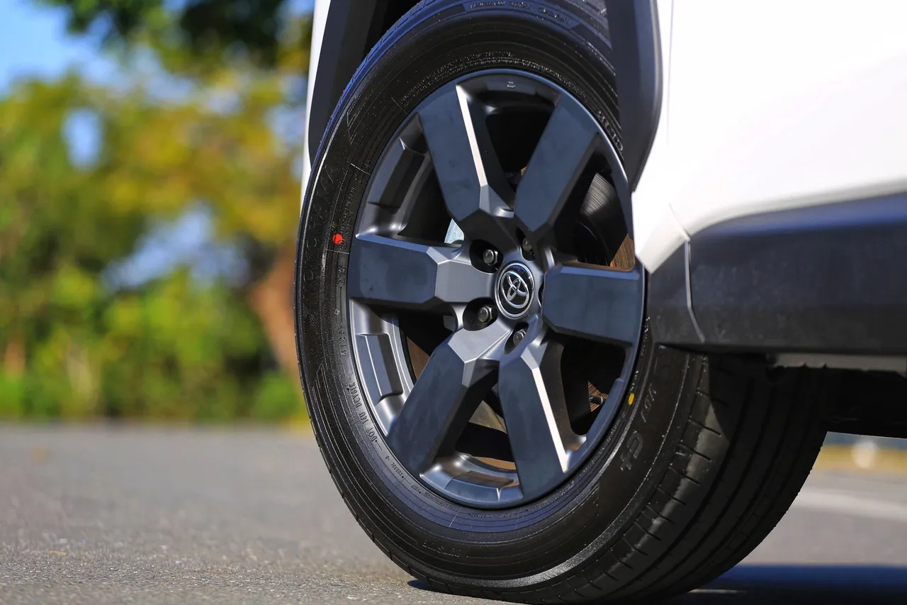 18吋專屬輪圈搭配大型輪拱，提升車身穩定性與越野感，粗獷造型也呼應冒險風格。林浩昇攝