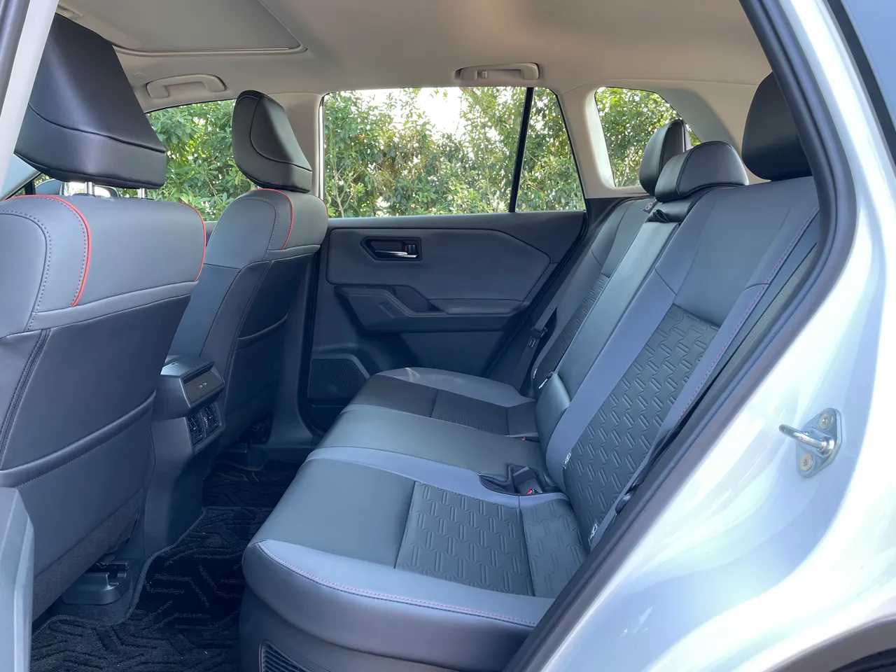 後座設計兼顧空間感與舒適性，乘客頭膝部空間充足，椅背角度可調，讓乘坐姿勢更符合個人偏好。林浩昇攝