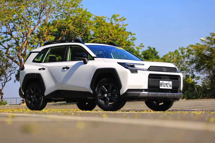 RAV4 2.5 HEV ADVENTURE車頭「錘頭鯊」造型搭配大型水箱護罩，霸氣外型展現越野氣息。前方LED日行燈組與高聳鼻翼設計，兼具辨識度與科技感。林浩昇攝