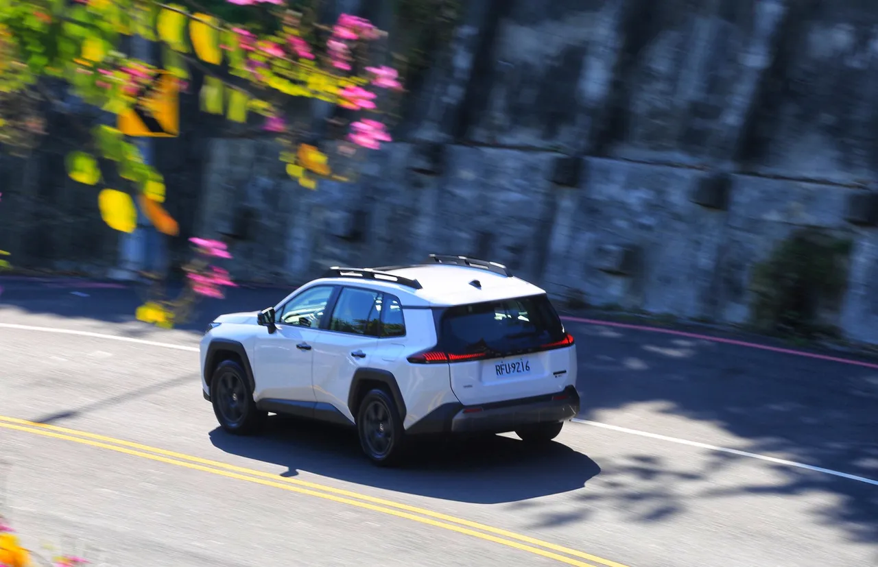 RAV4 ADVENTURE避震設定兼顧越野行程與乘坐舒適，碎震吸收細膩，且NVH表現有著不小進步，高速巡航時車內靜肅性佳。林浩昇攝