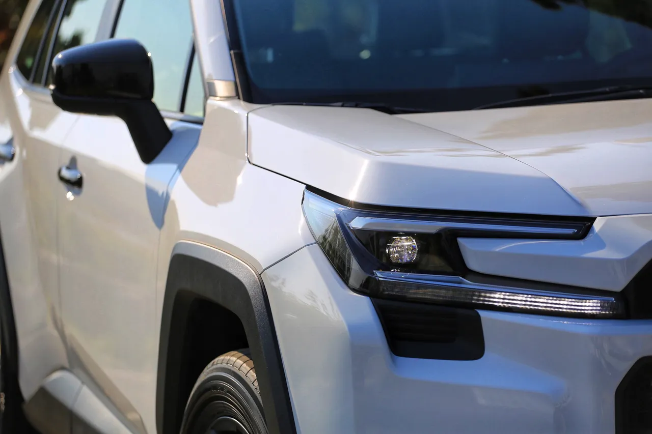 LED頭燈組線條收斂，融入「錘頭鯊」車頭設計語彙，營造前衛感，日行燈條強化車頭輪廓，讓冒險氣息更鮮明。林浩昇攝