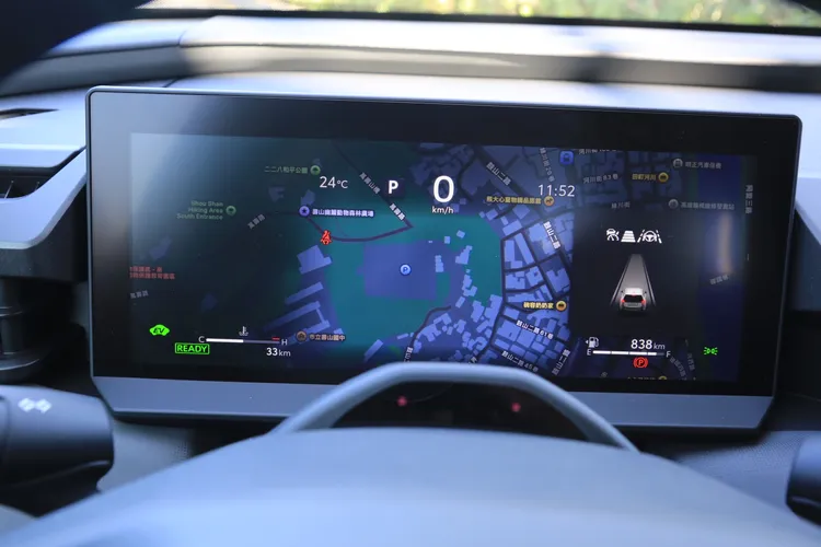 數位儀錶板多元顯示模式提升行車安全，科技感十足又直覺易讀。林浩昇攝
