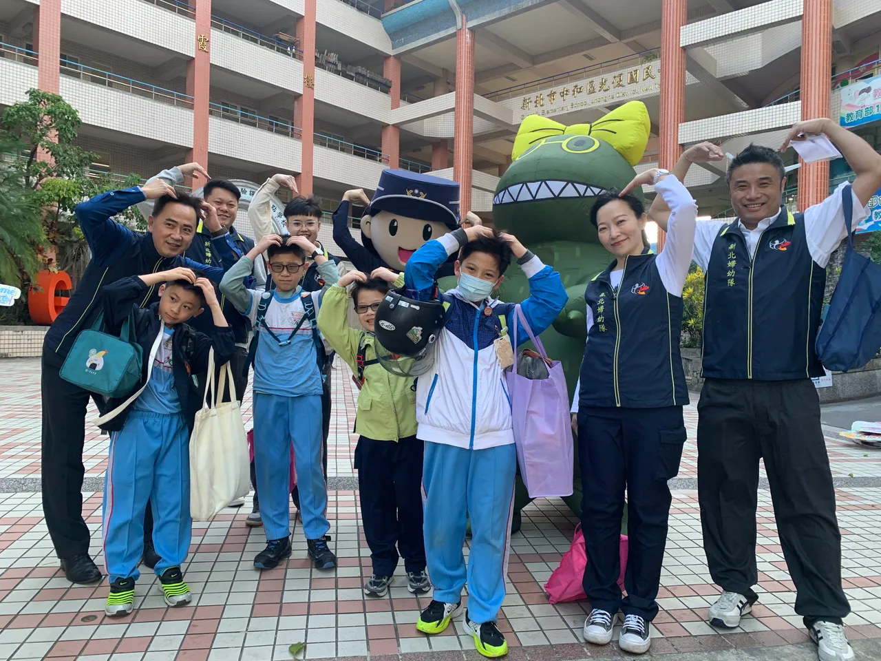 婦幼隊於光復國小執行護童勤務。翻攝畫面