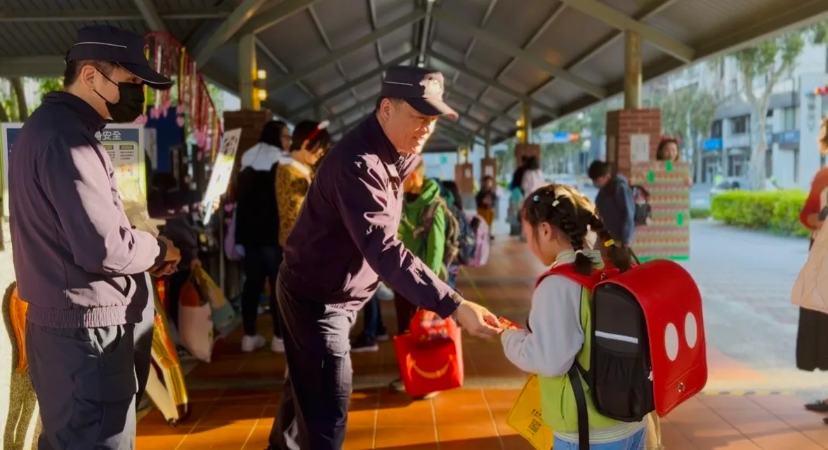林口分局於新林國小執行護童勤務。翻攝畫面