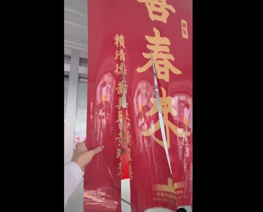 黃瓊慧貼出被割破的春聯。翻攝自黃瓊慧threads