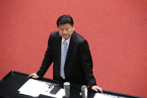 糗！傅崐萁想把鄭麗君叫上台被拒　韓國瑜打臉：請照憲法規定