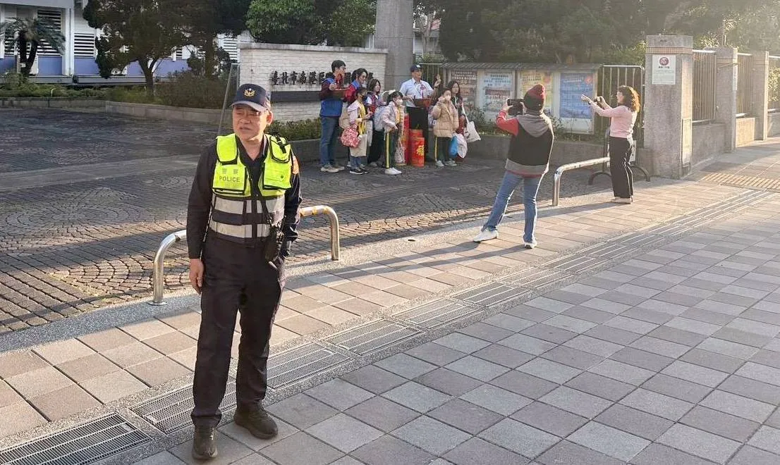南港警於校門口守護學童安全。翻攝畫面