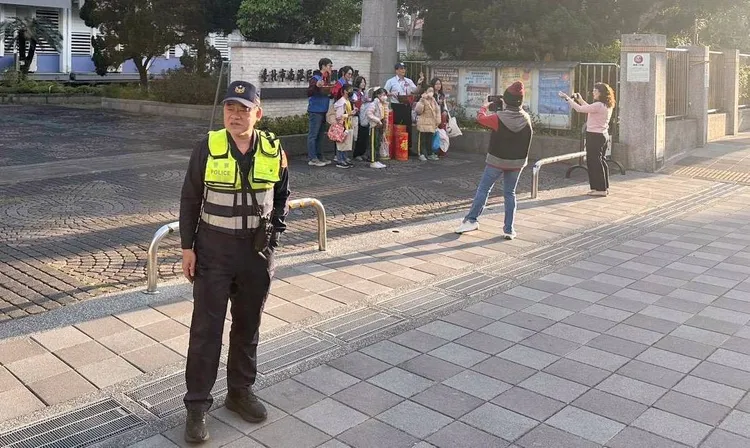 南港警於校門口守護學童安全。翻攝畫面