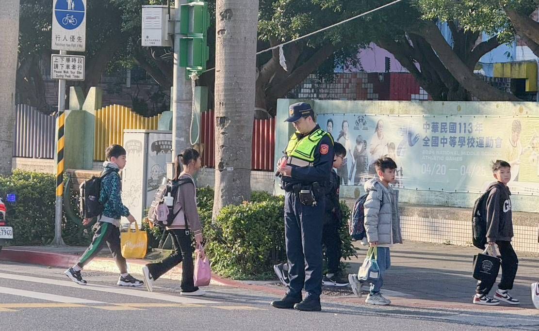 南港警開學日守護學童安全 校園周邊加強疏導