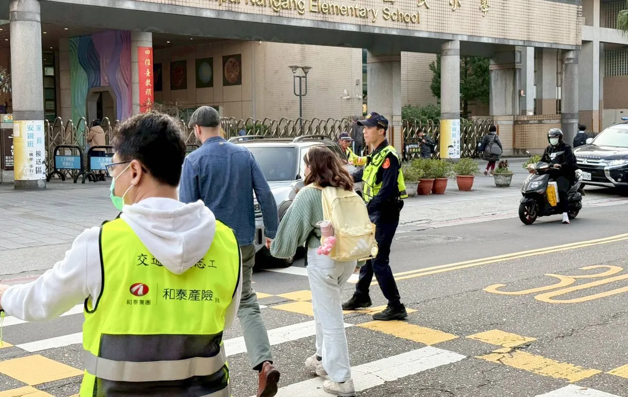 南港警於校園周邊進行交通疏導。翻攝畫面