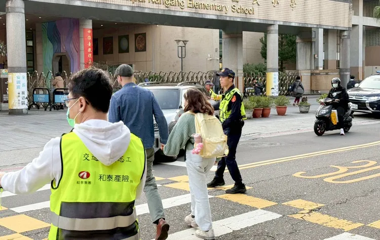 南港警於校園周邊進行交通疏導。翻攝畫面