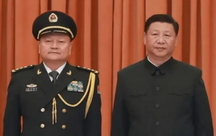 中共中央軍委副主席張又俠（左）原被視為中國國家主席習近平最信任的將領。翻攝解放軍網