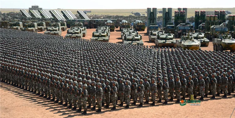 解放軍超過40年沒有實戰經驗，被質疑外強中乾。翻攝解放軍報