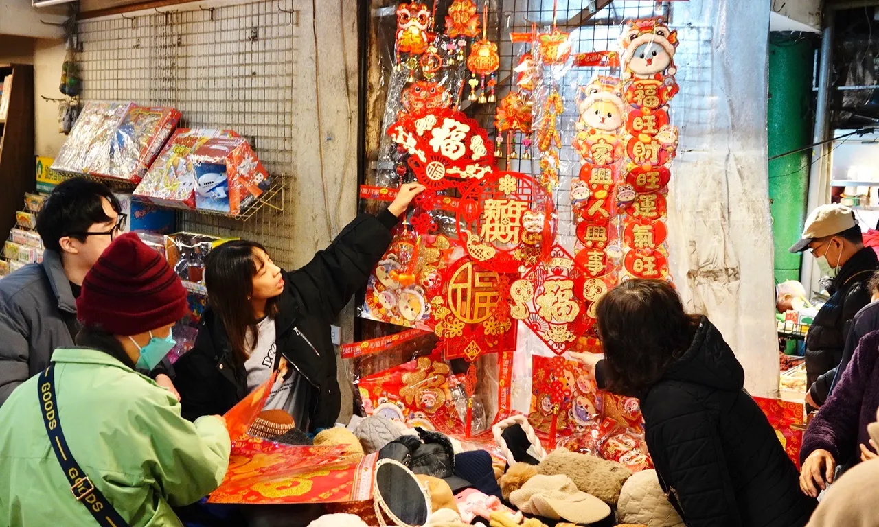 民俗專家提醒，大門春聯宜貼單數，象徵陽氣吉祥，避開雙數以免招陰；但家中春聯總數則不受限。莊宗達攝