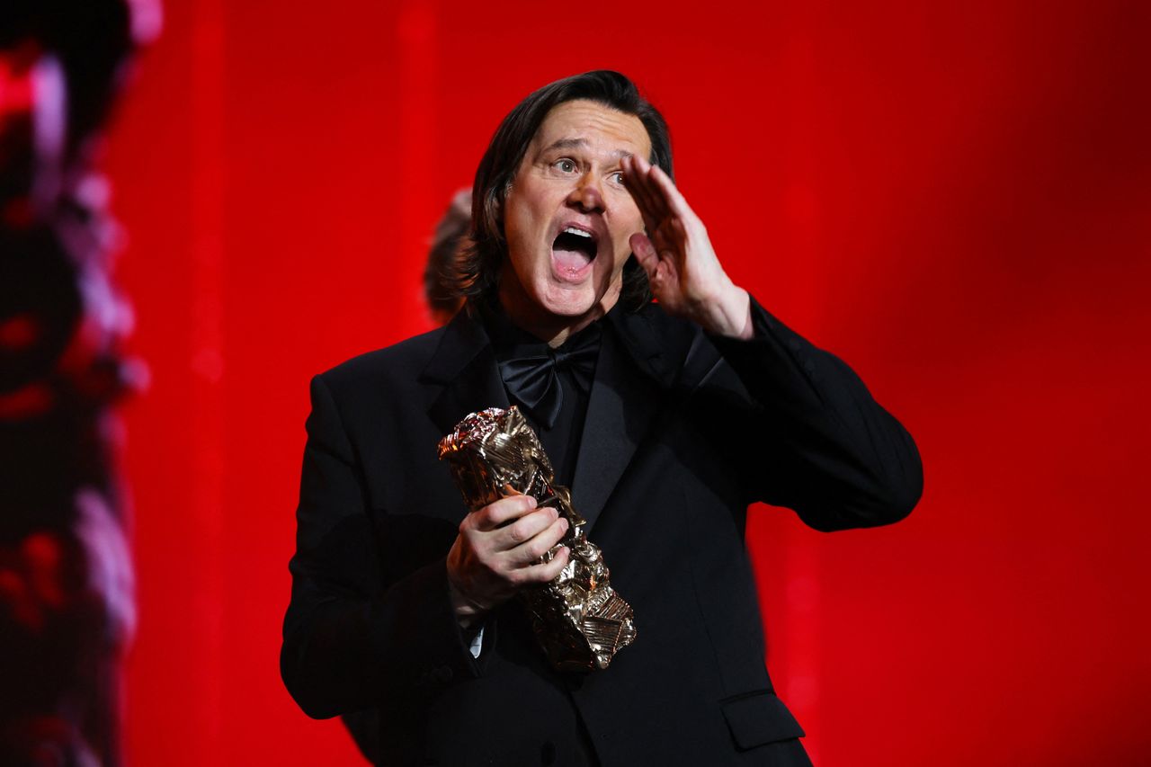 金凱瑞領法國奧斯卡榮譽獎全法語致詞「舌頭好累」 女友首公開竟是「韓偶像」