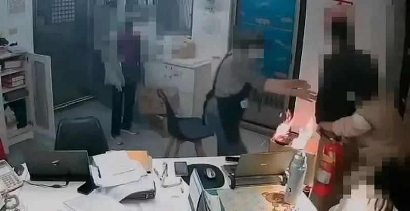 員工以滅火器撲滅火勢。消防局提供