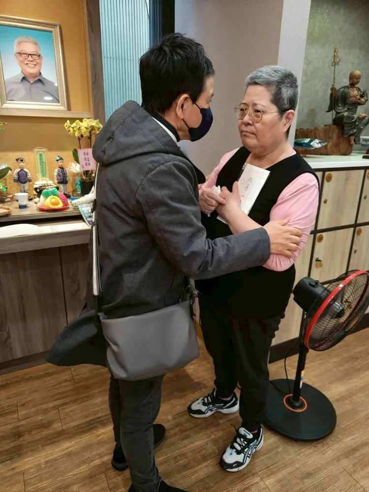 陳凱倫（左）安慰劉淞山老婆。翻攝陳凱倫臉書