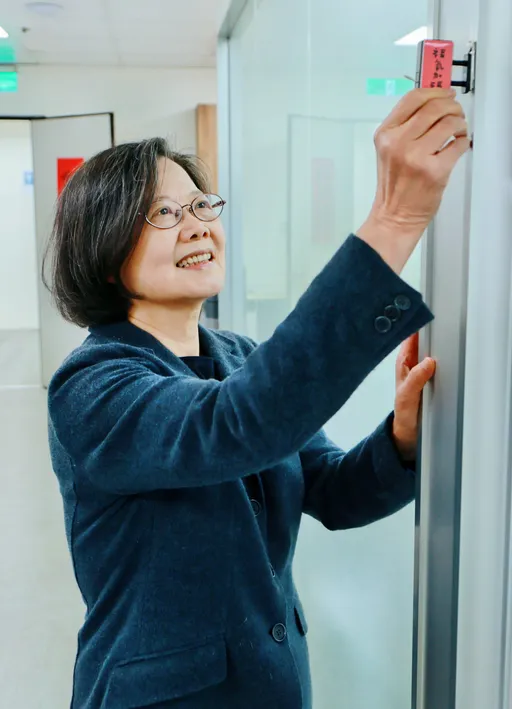 「陳三歲」送萌虎添喜氣　蔡英文小年夜掛燈箱拜年