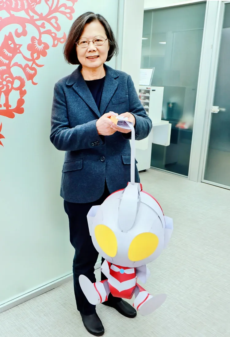 蔡英文手提「大型超人力霸王提燈」。蔡英文辦公室提供