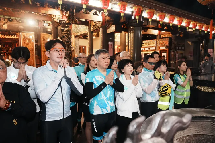 民眾黨前主席柯文哲今（28）日清晨與妻子陳佩琪一同出席一日北高活動。彭欣偉攝影