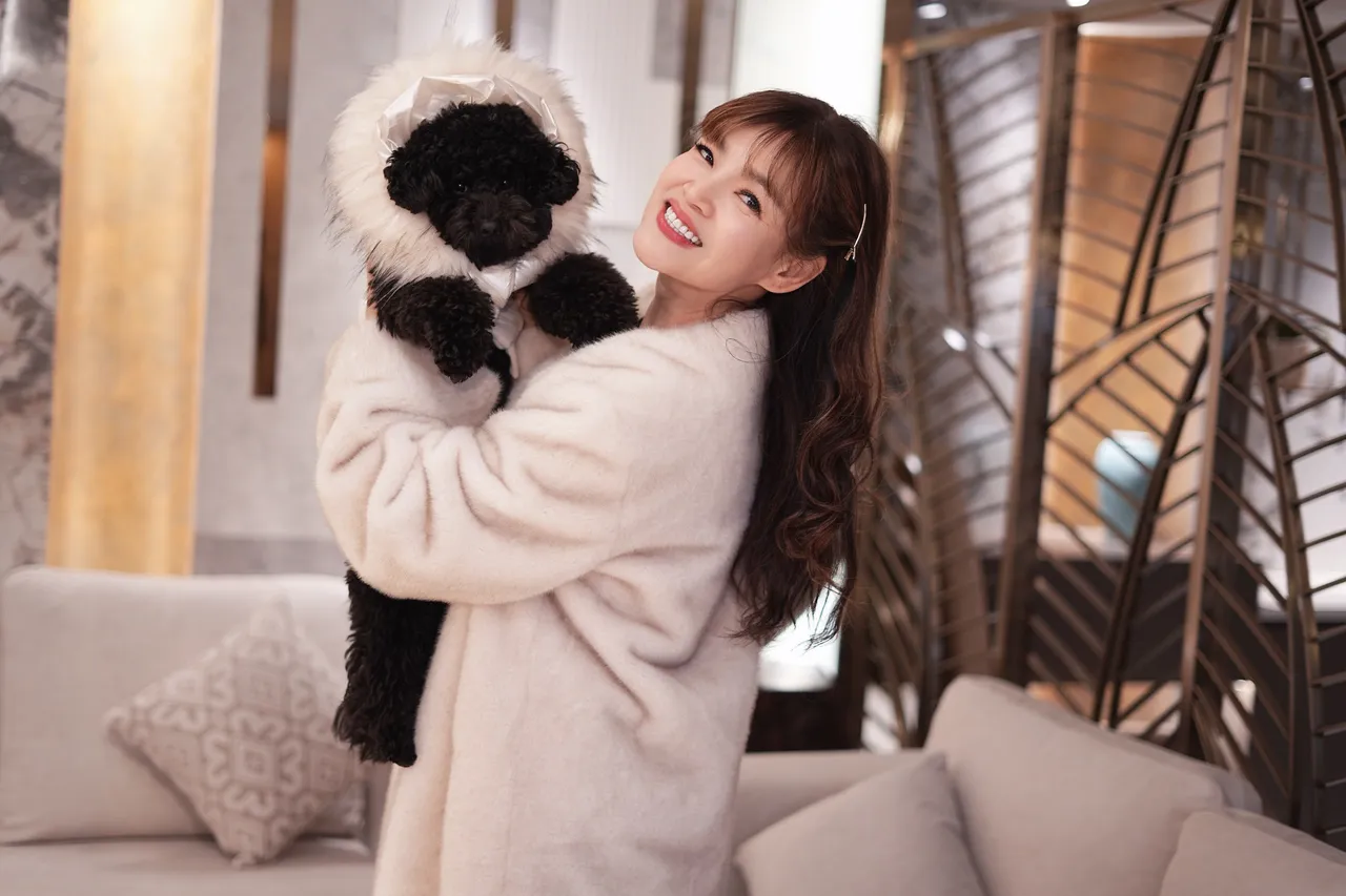 談詩玲與狗女兒開心互動。彭欣偉攝