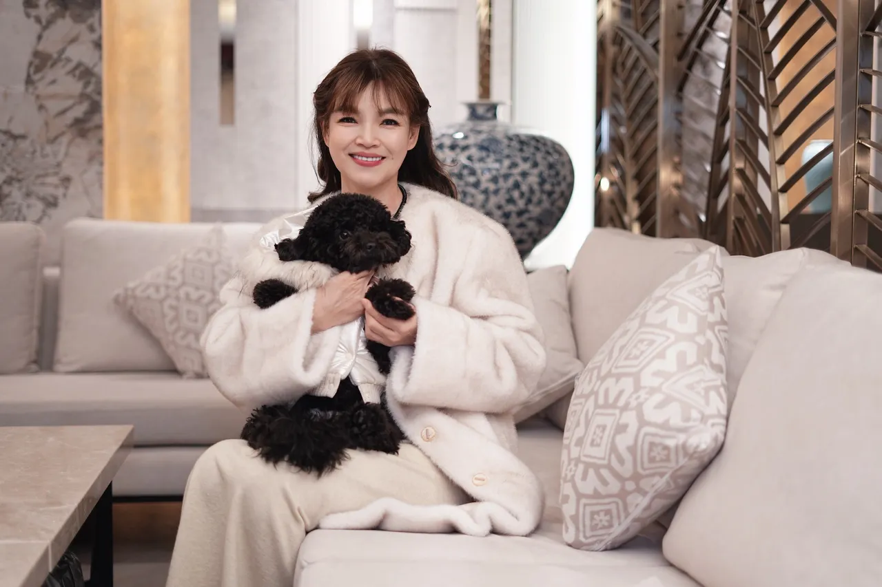 談詩玲抱著狗女兒迎接新年。彭欣偉攝