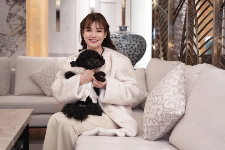 談詩玲抱著狗女兒迎接新年。彭欣偉攝