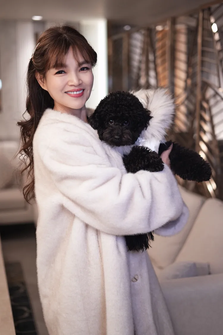 談詩玲開心抱著狗女兒。彭欣偉攝