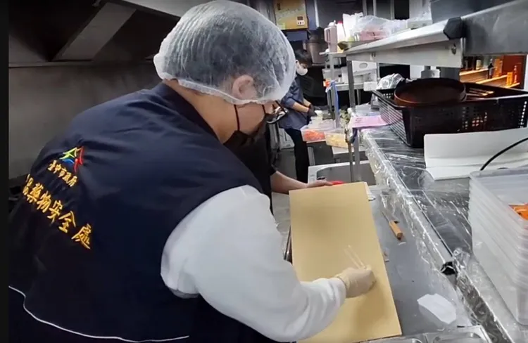台中市食安處已前往餐廳採集食品及環境檢體送驗，結果預計約兩週出爐。市府提供