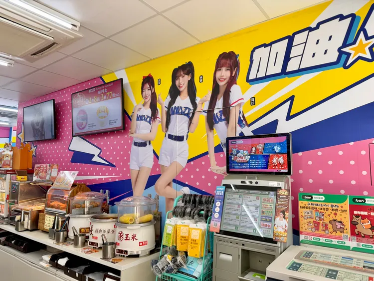 7-ELEVEN「棒球主題店」，店內處處可見CT AMAZE女孩。莊偉祺攝