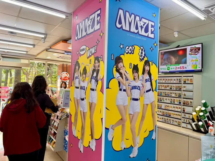 7-ELEVEN「棒球主題店」結帳櫃檯旁也可見CT AMAZE女孩。莊偉祺攝