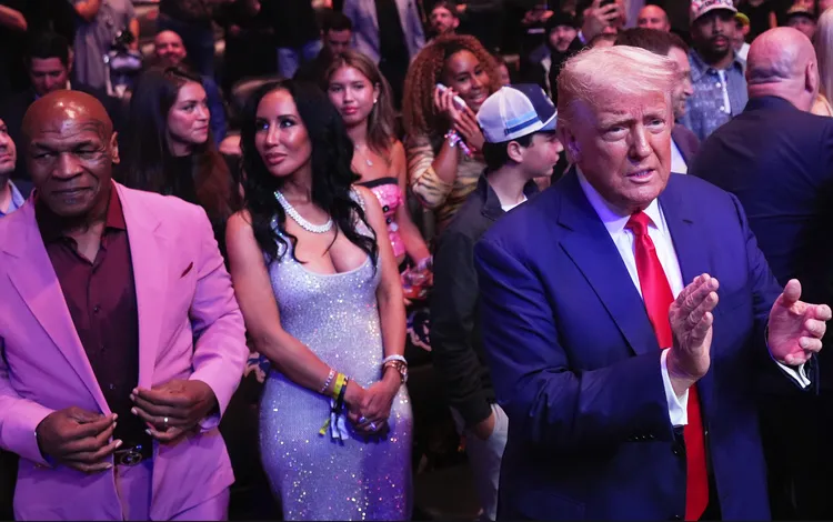 美國總統川普（右）與前拳王泰森（左）。美聯社