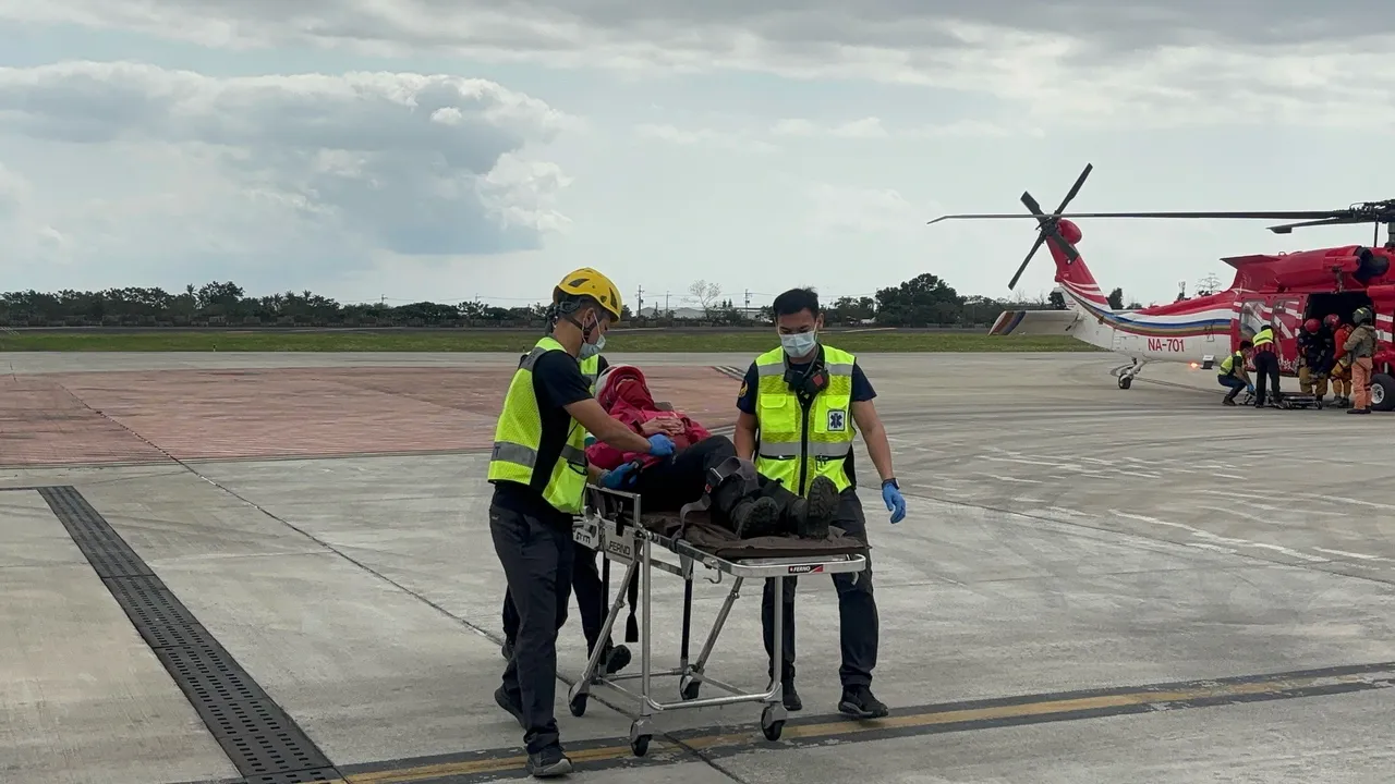 警消將蔡女救出送醫。消防局提供