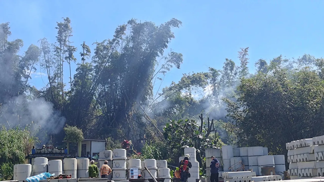 公墓冒出火煙。翻攝畫面