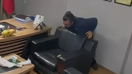 救人救己影片！他被食物噎住　這樣做救了自己一命