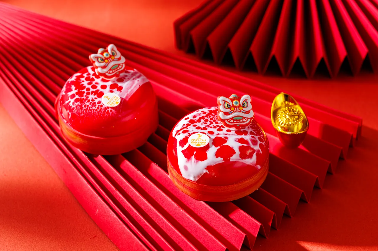 「黑醋栗草莓起司」(售價240元)以草莓起司慕斯襯托黑醋栗凍的濃郁，如新春煙火般艷麗。JR東日本大飯店台北提供