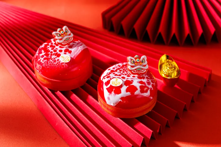 「黑醋栗草莓起司」(售價240元)以草莓起司慕斯襯托黑醋栗凍的濃郁，如新春煙火般艷麗。JR東日本大飯店台北提供