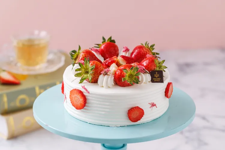 「櫻花草莓鮮奶油蛋糕」(售價1200元)以鬆軟櫻花戚風蛋糕搭配鮮甜草莓。JR東日本大飯店台北提供