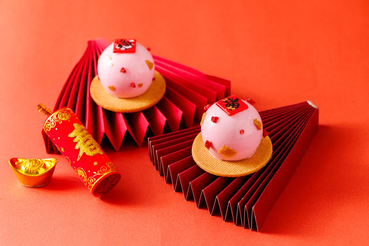 「蜜桃草莓」(售價240元)以草莓慕斯結合白桃丁與白桃凍，風味細膩。JR東日本大飯店台北提供