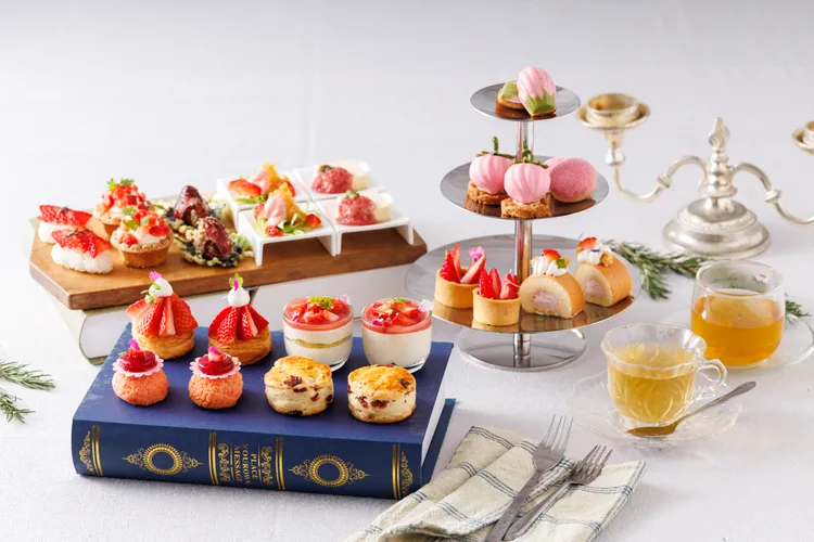 JR東日本大飯店台北的草莓季雙人下午茶，集結共 14 款鹹甜點心，售價1480元+10%。JR東日本大飯店台北提供