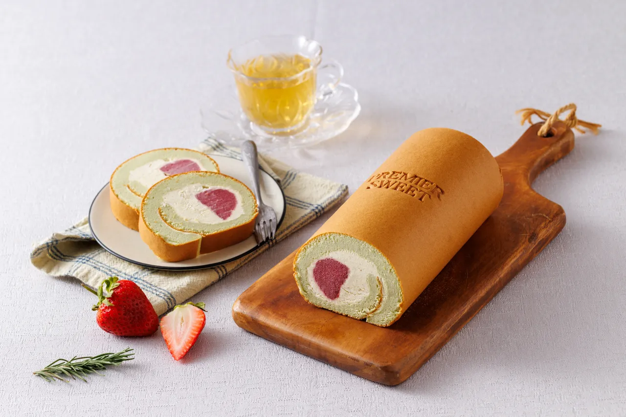 「開心果生乳捲」(售價700元)使用北海道四葉鮮奶油搭配濃郁開心果醬與玫瑰覆盆子果餡。JR東日本大飯店台北提供