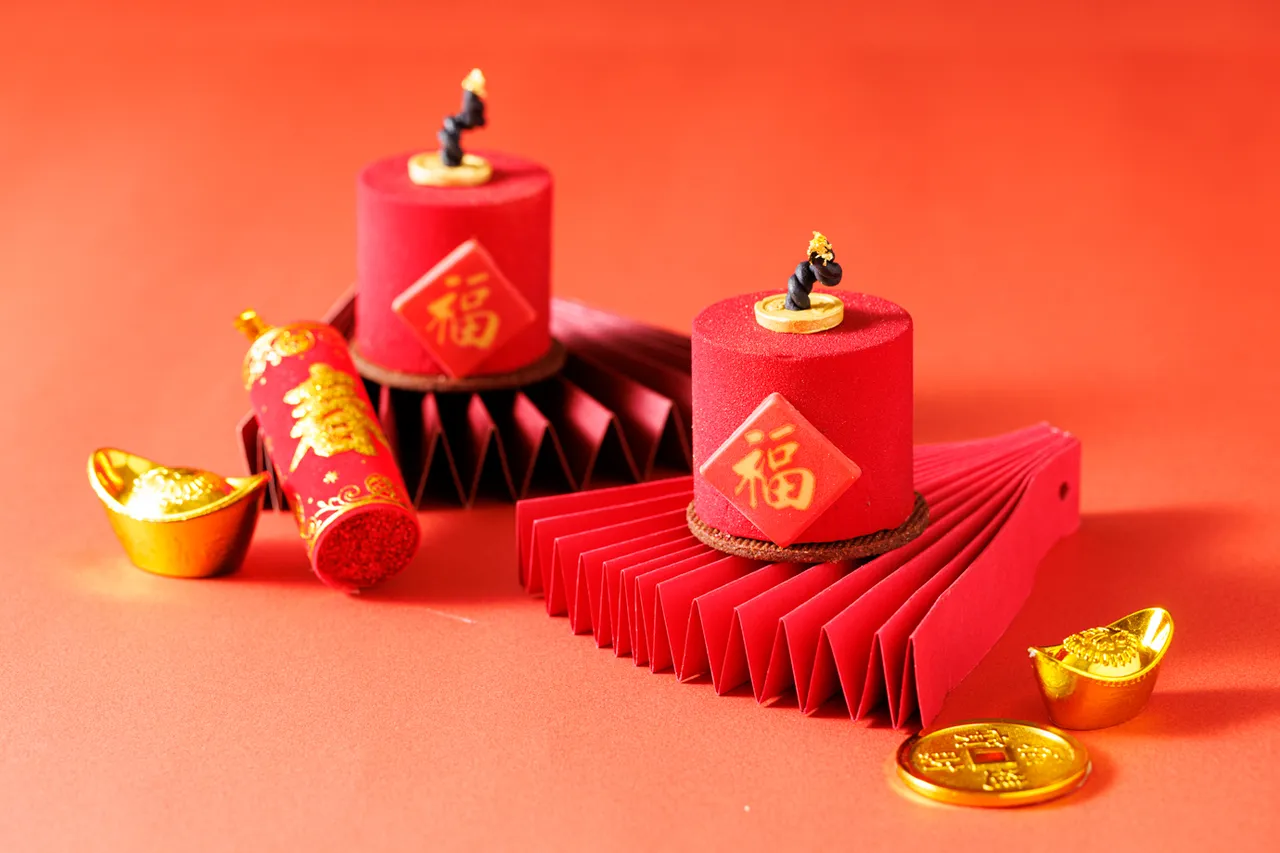 JR東日本大飯店台北的「咖啡洋梨（鞭炮）」(售價240元)喜慶鞭炮造型是以洋梨馬斯卡邦慕斯結合咖啡慕斯。JR東日本大飯店台北提供